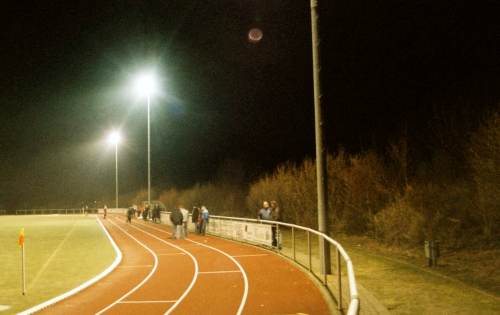 Sportzentrum Alsdorf-Nord - Ein fahler Mond ber einer eher tristen Gegengeraden