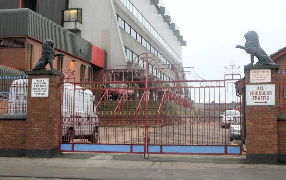 Villa Park - Eingangstor und North Stand