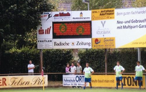 Kaiserstuhlstadion - Anzeigetafel und Ersatzspieler
