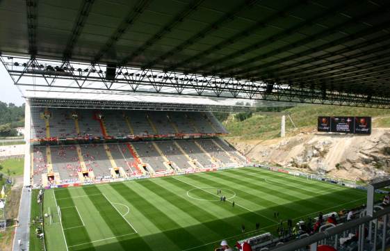Estádio Municipal de Braga - freistehende Tribüne und Hintertorseite Felsen