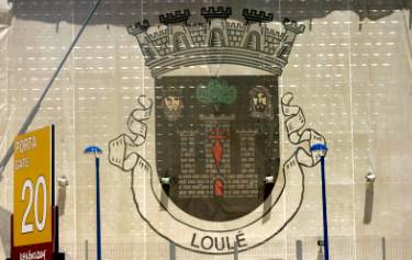 Estádio Algarve Faro - Wappen Loulé an der Hintertortribüne