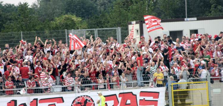 Paul-Janes-Stadion - Fortuna-Fans feiern das 1:0