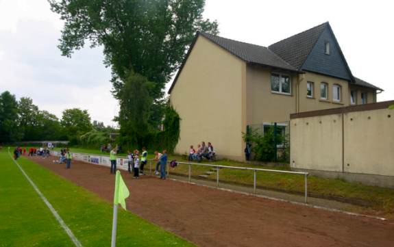 Sportplatz an der Kirchstraße - Längsseite