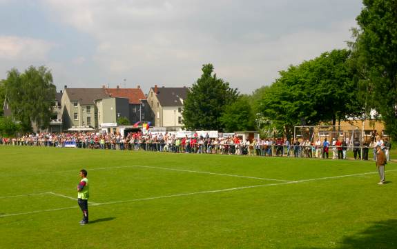 Sportplatz an der Kirchstraße - Spielfeld und Längsseite