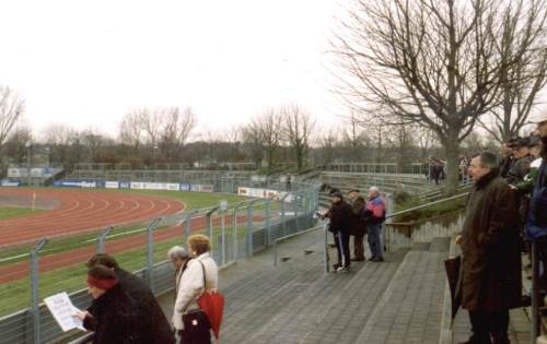 Frankenstadion - Blick auf den Hintertorbereich von den Stufen neben der Tribüne