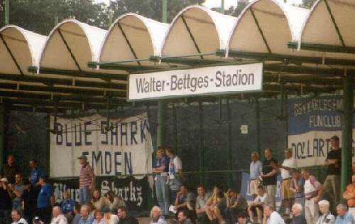 Walter-Bettges-Stadion - Tribüne mit Emder Fans