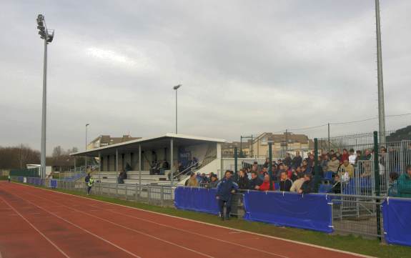 Stade René Hologne - Hauptseite mit fester Tribüne