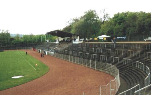 Hermann-Neuberger-Stadion - Blick von anderen Kurve auf die Tribüne